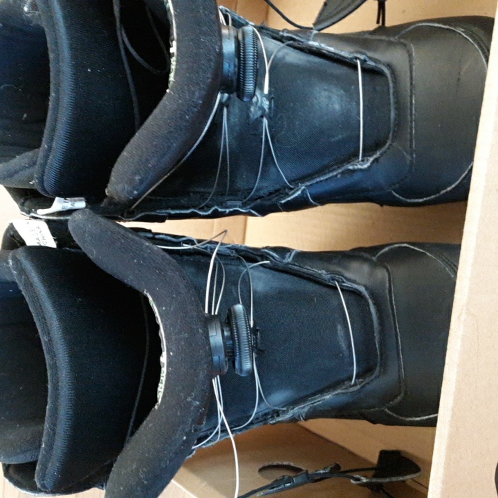 Snowboarding boots